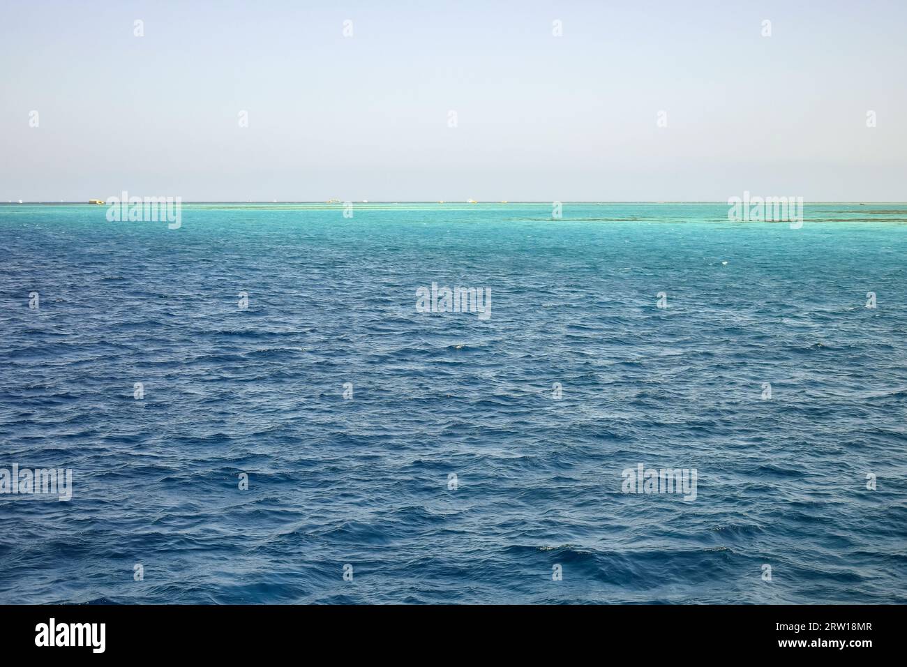 Tranquillo paesaggio marino in una giornata di sole contro il cielo azzurro. Vacanza, viaggio, vacanza, viaggio in Egitto. Copia spazio. Messa a fuoco selettiva. Foto Stock