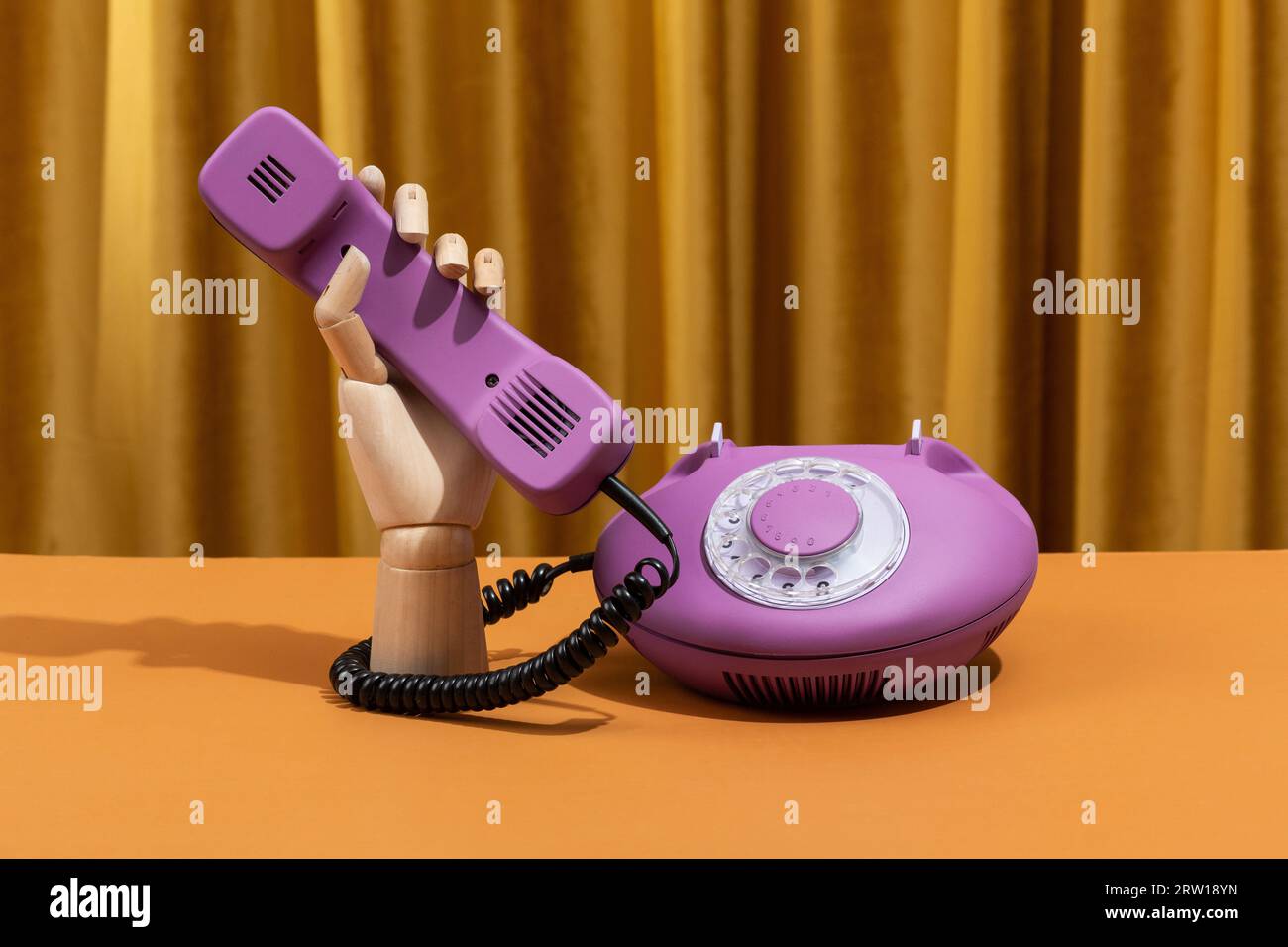 Manopole in legno per un numero su un telefono retrò. Foto concettuale. Foto di alta qualità Foto Stock