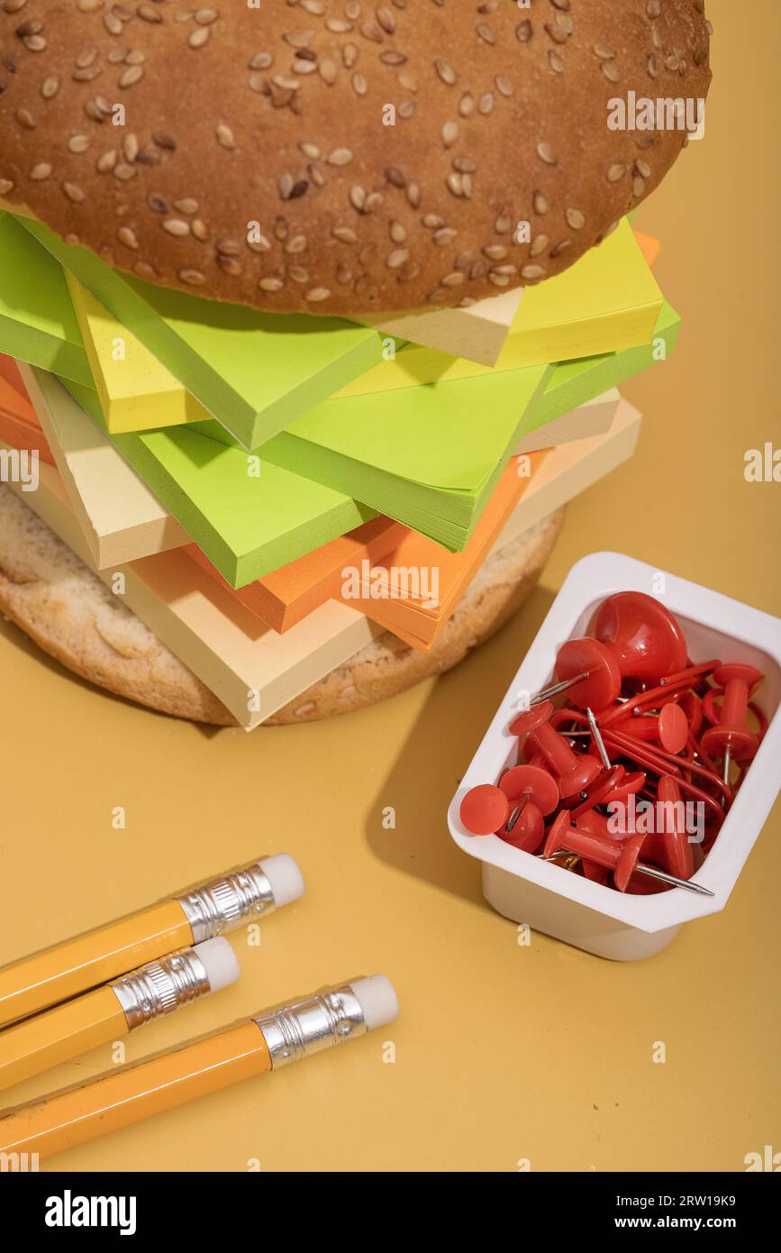 hamburger e patatine fritte con mattoni lego su sfondo colorato, foto concettuale in plastica, cibo spazzatura. Foto di alta qualità Foto Stock