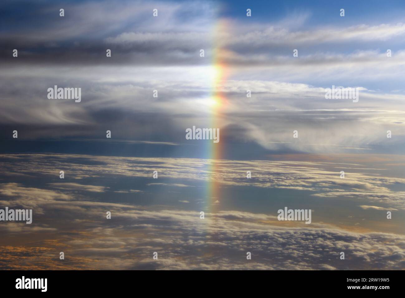 HAIKOU, CINA - 15 SETTEMBRE 2023 - la foto scattata da un aereo mostra lo spettacolo arcobaleno sullo stretto di Qiongzhou ad Haikou, provincia di Hainan, Cina, Foto Stock
