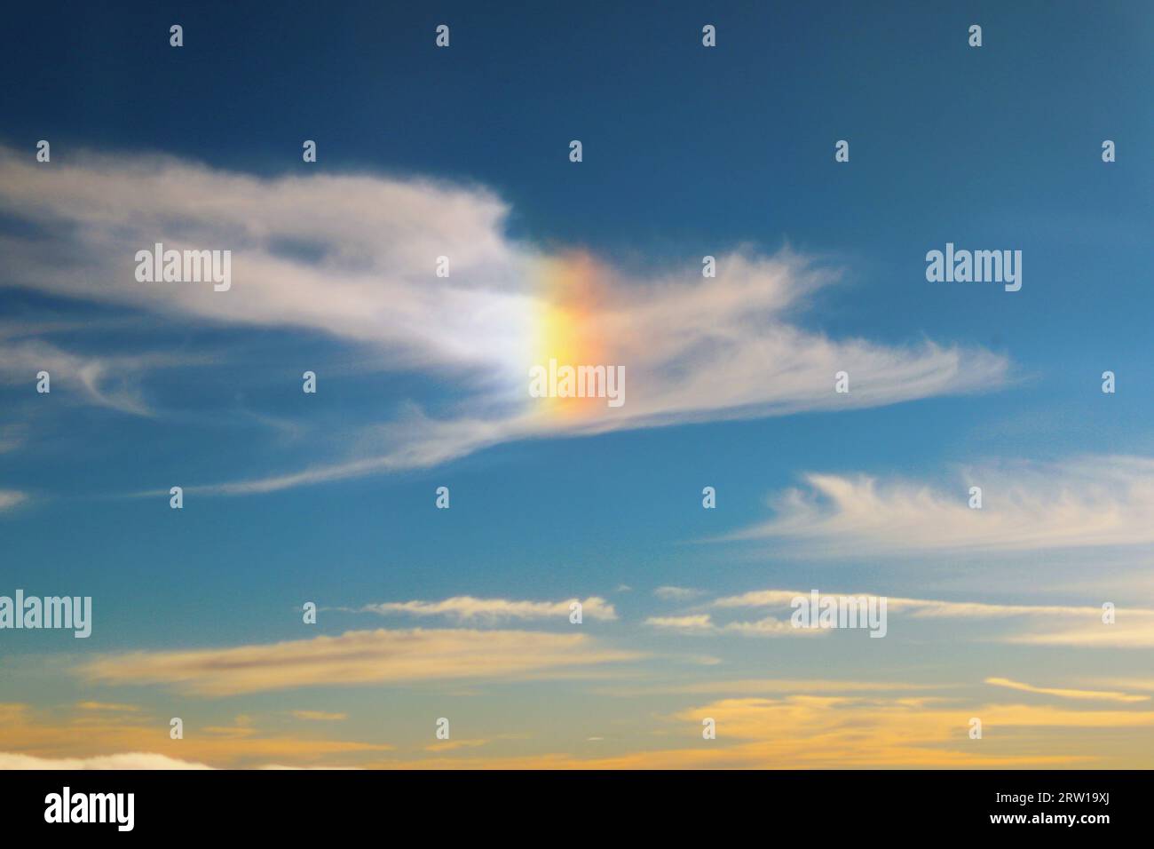 HAIKOU, CINA - 15 SETTEMBRE 2023 - la foto scattata da un aereo mostra lo spettacolo arcobaleno sullo stretto di Qiongzhou ad Haikou, provincia di Hainan, Cina, Foto Stock