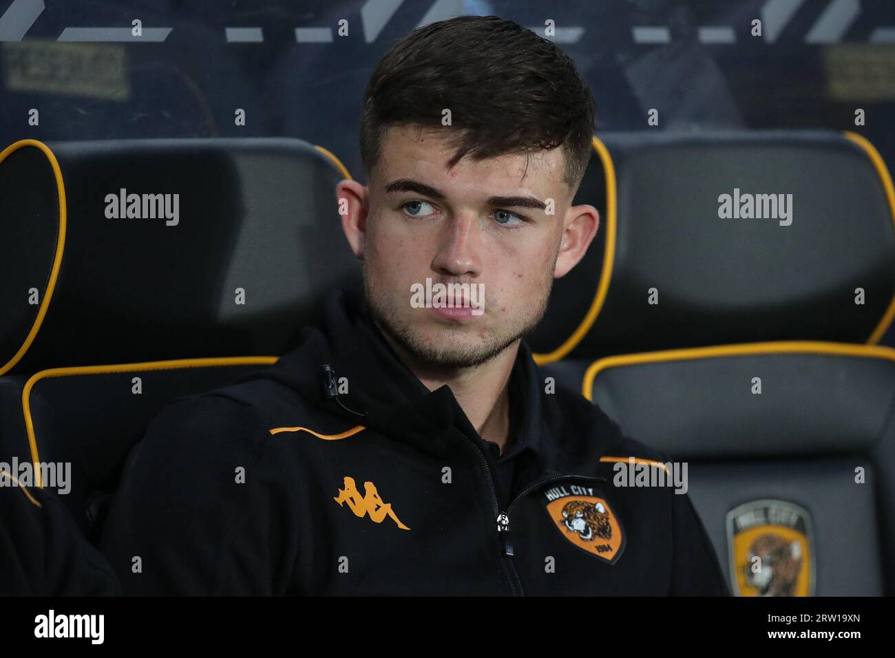 James Furlong di Hull City guarda dalla panchina in vista della partita del campionato Sky Bet Hull City vs Coventry City al MKM Stadium, Hull, Regno Unito, 15 settembre 2023 (foto di James Heaton/News Images) Foto Stock