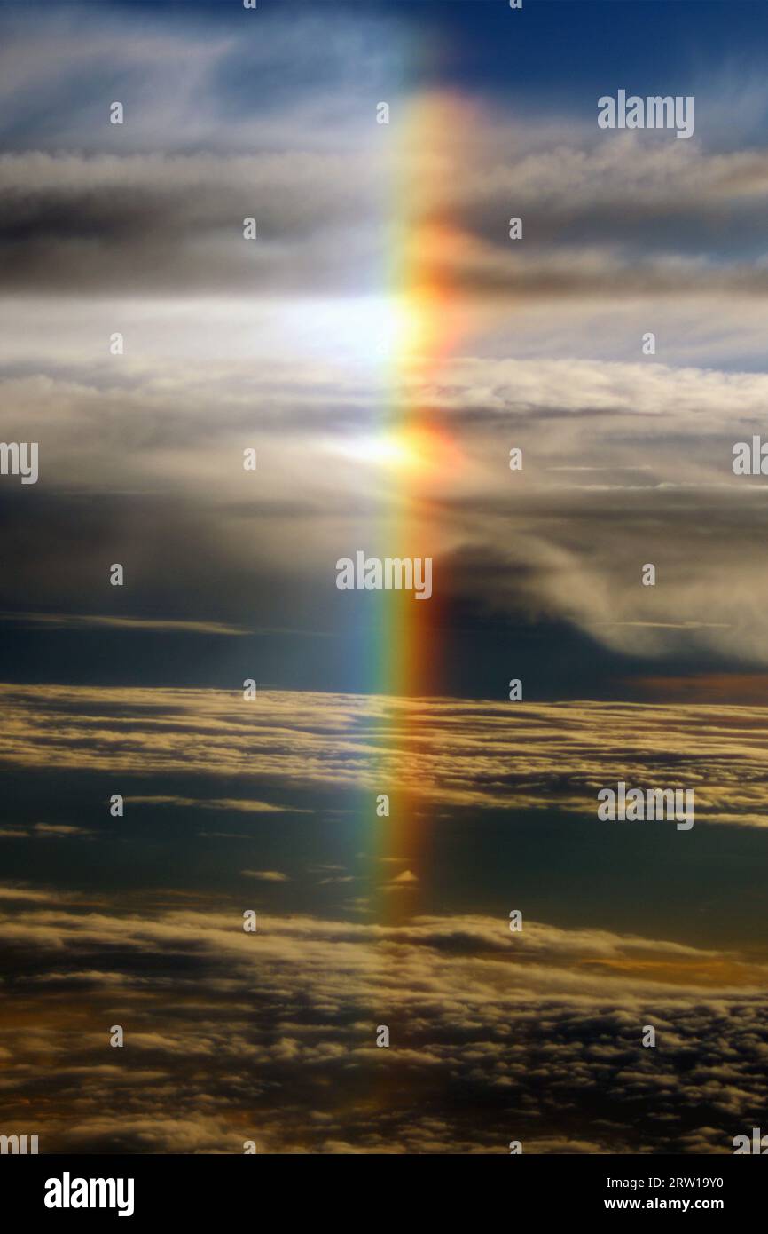 HAIKOU, CINA - 15 SETTEMBRE 2023 - la foto scattata da un aereo mostra lo spettacolo arcobaleno sullo stretto di Qiongzhou ad Haikou, provincia di Hainan, Cina, Foto Stock