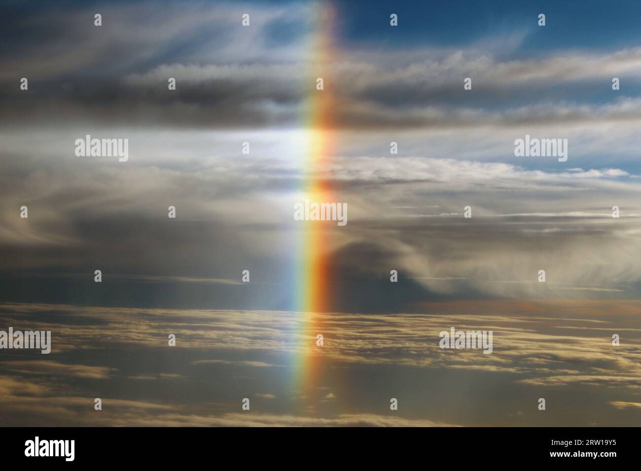 HAIKOU, CINA - 15 SETTEMBRE 2023 - la foto scattata da un aereo mostra lo spettacolo arcobaleno sullo stretto di Qiongzhou ad Haikou, provincia di Hainan, Cina, Foto Stock