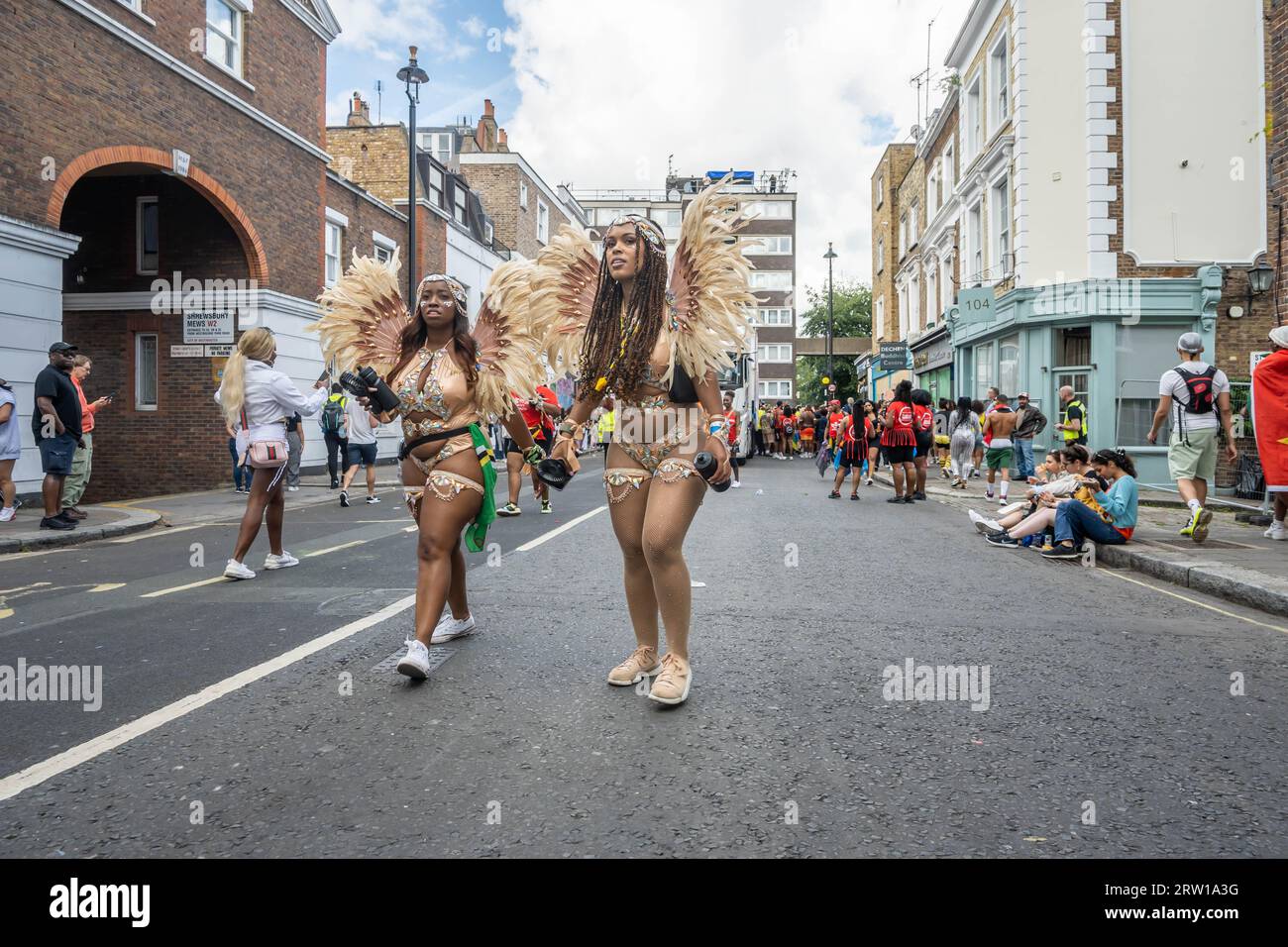 NOTTING HILL, LONDRA, INGHILTERRA - 28 agosto 2023: Artisti che indossano costumi al Carnevale di Notting Hill 2023 Foto Stock