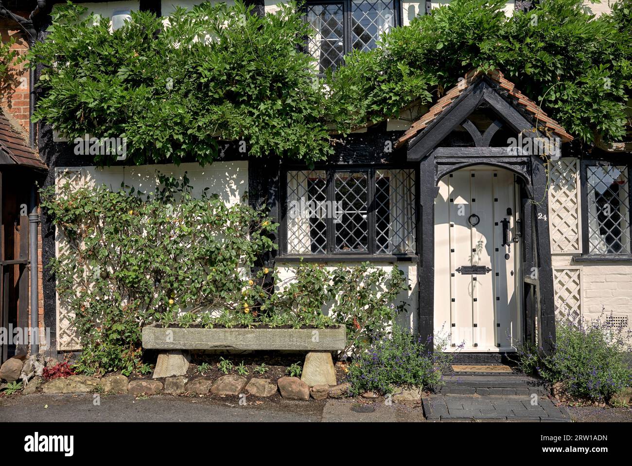 Cottage di campagna in Inghilterra. Legno bianco e nero con finestre piombate, casa tradizionale del Regno Unito Foto Stock