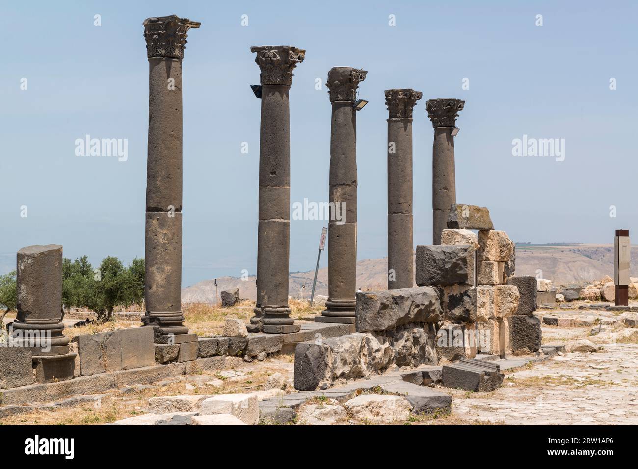 Colonne della chiesa octogonale e terrazza della chiesa nell'antica città di Gadara, Umm Qais, Giordania. Foto Stock