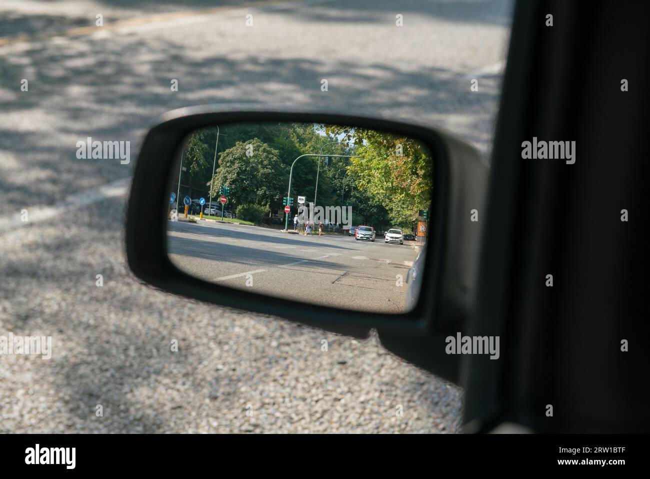 milano, italia, 11 settembre 2023, traffico auto visto in uno specchio retrovisore di un'auto. , il controllo del traffico con intelligenza artificiale arriverà presto al rosso Foto Stock