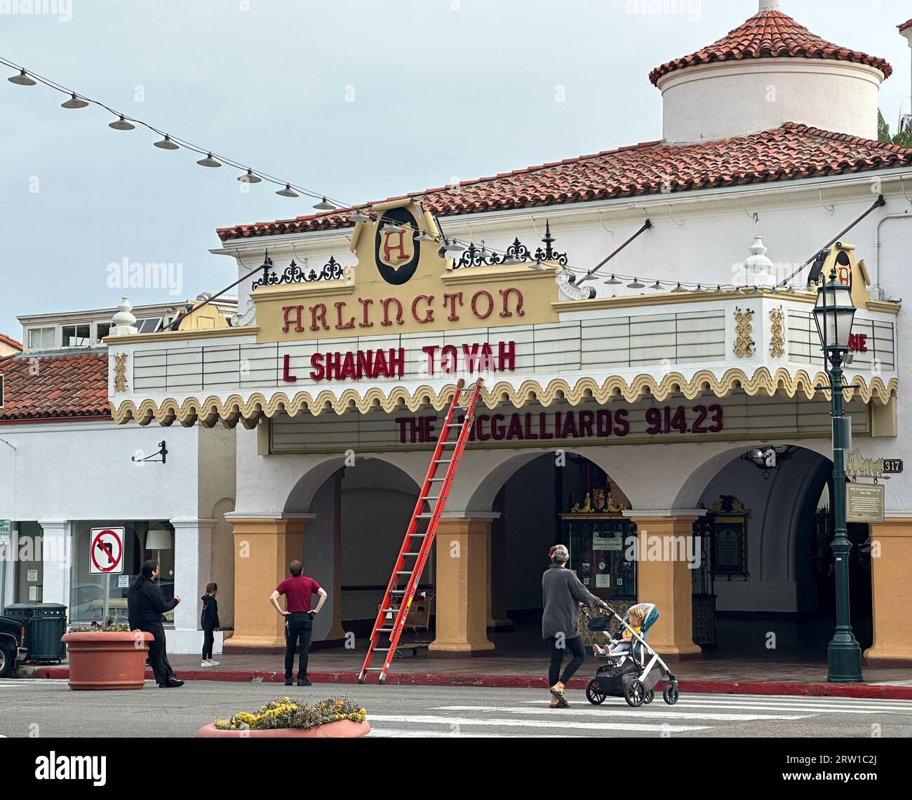 Santa Barbara, California, USA. 14 settembre 2023. Il marchio dello storico teatro Arlington nel centro di Santa Barbara è passato dalla lettura di "Barbie" a "l'Shana Tovah" alla vigilia di Rosh Hashanah. Il che significa augurare un felice anno nuovo. Molti ebrei hanno espresso una deliziosa sorpresa nel vedere la benedizione ebraica in grandi lettere sul Marque, sia perché la cultura ebraica viene ampiamente ignorata, sia perché ragioni di sicurezza rendono la comunità ebraica esitante a promuovere ampiamente gli eventi religiosi. Ma quest'anno tengono i servizi High Holiday all'Arlington Theater, mentre la più grande sinagoga del Foto Stock