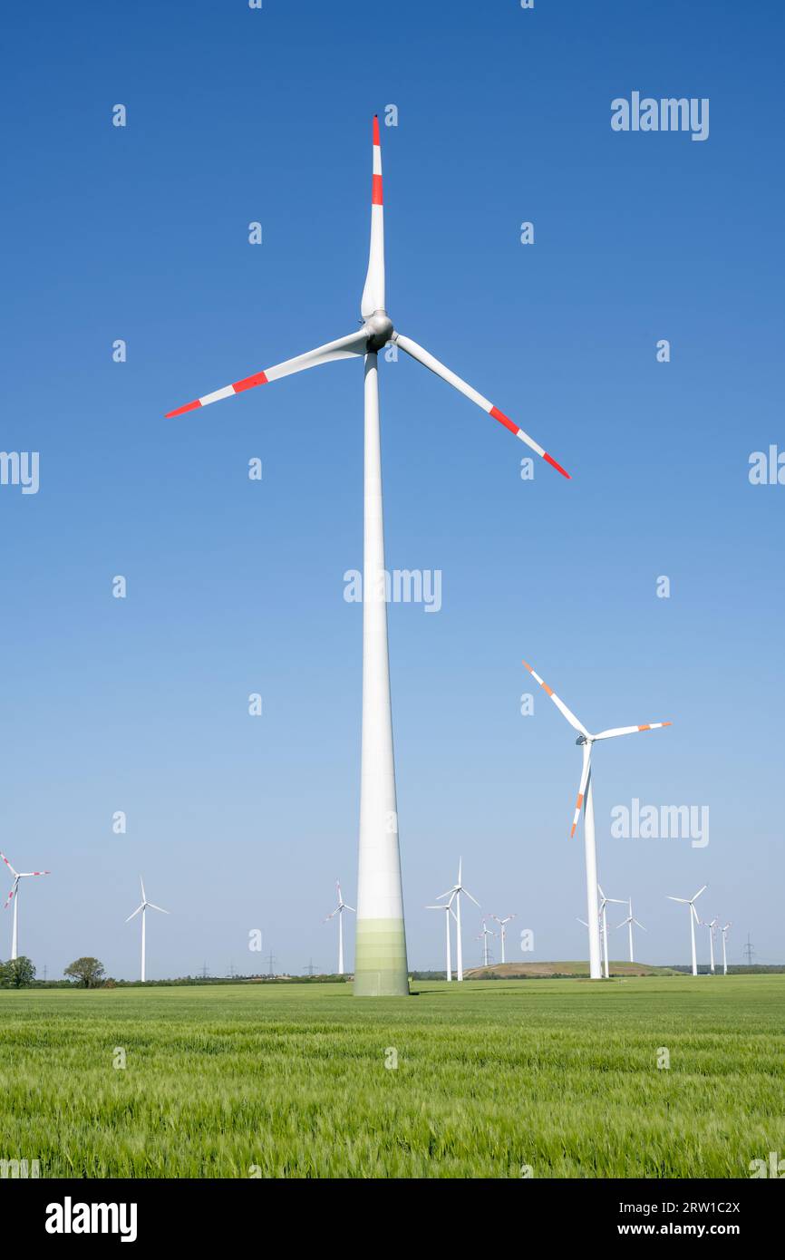 Turbine eoliche viste in Germania rurale Foto Stock