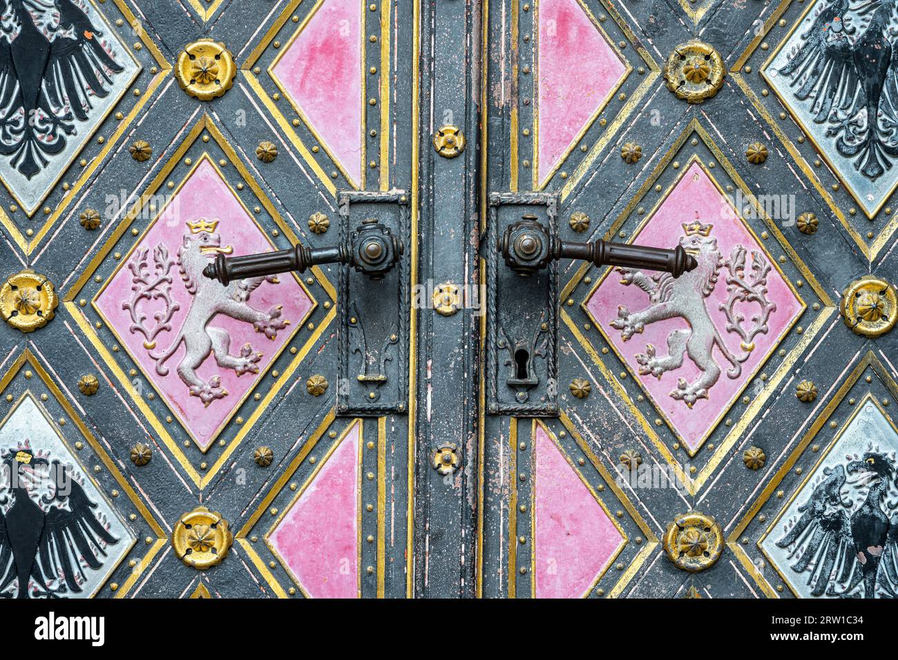 Sfondo dalle maniglie di una vecchia porta della chiesa Foto Stock