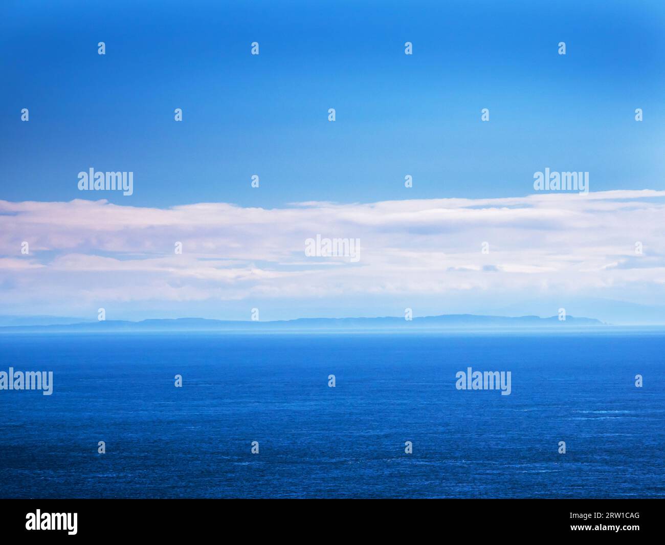 Isola di Rathlin nell'Isola del Nord dal Mull of Oa sull'Oa vicino a Port Ellen su Islay, Ebridi interne, Scozia, Regno Unito. Foto Stock