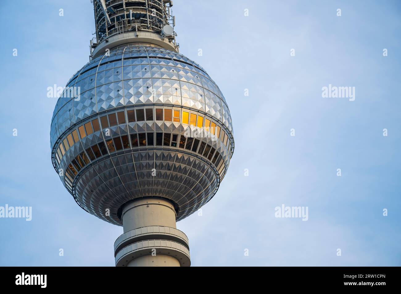 Dettaglio della guglia della torre della televisione di Berlino Foto Stock
