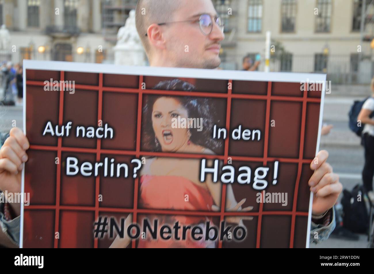 Berlino, Germania - 15 settembre 2023 - Anna Netrebko a Berlino - dimostrazione davanti all'Opera di Stato - Netbreko è criticata per la sua presunta vicinanza a Putin. (Foto di Markku Rainer Peltonen) Foto Stock