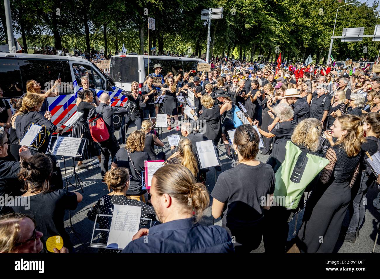 L'AIA - gli attivisti per il clima manifestano sul manto stradale dell'A12. E' l'ottavo giorno di fila che i dimostranti hanno bloccato il traffico. Lo fanno in segno di protesta contro i regolamenti governativi che sostengono l'industria fossile. ANP ROBIN UTRECHT paesi bassi fuori - belgio fuori Foto Stock