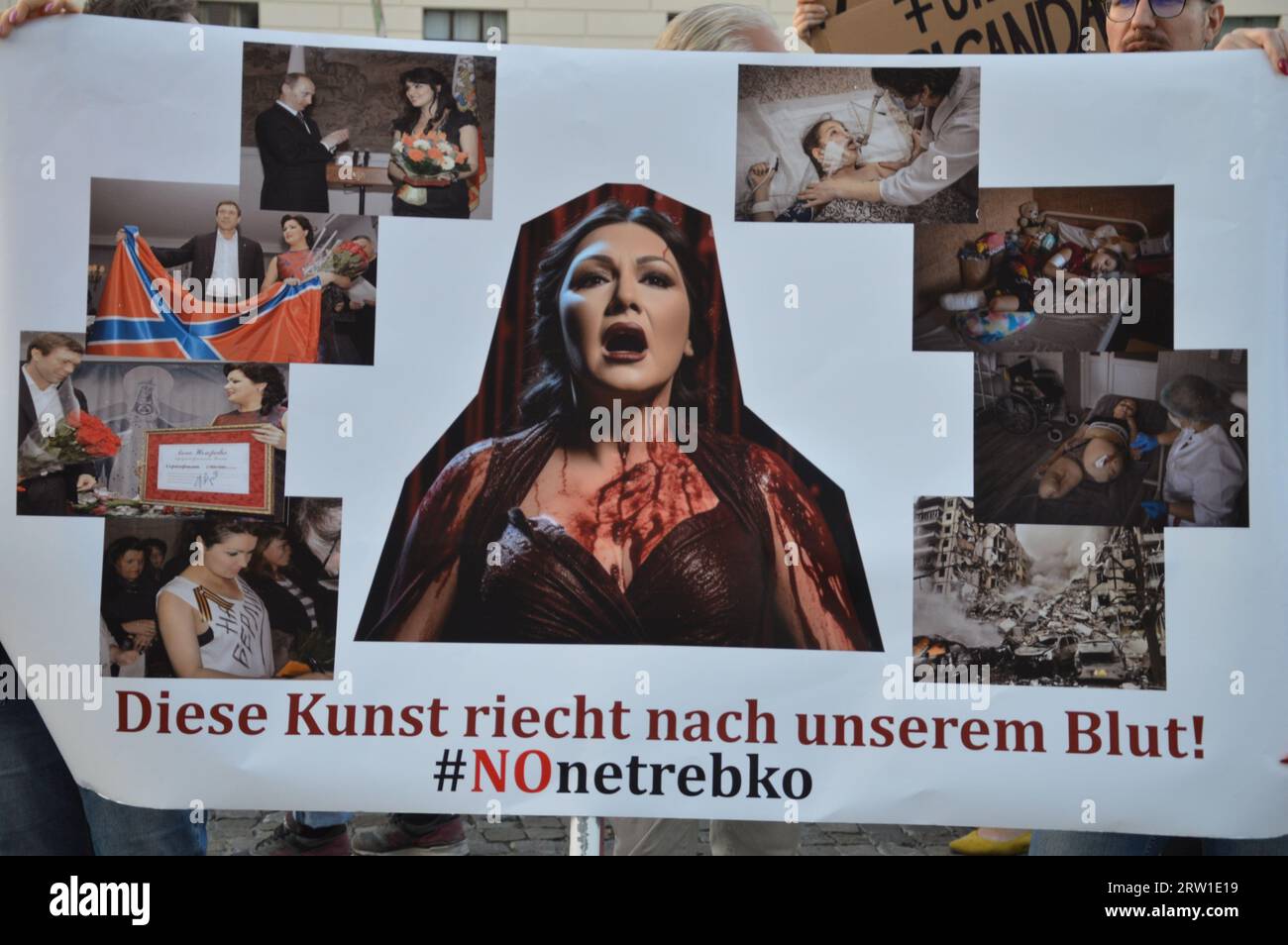 Berlino, Germania - 15 settembre 2023 - Anna Netrebko a Berlino - dimostrazione davanti all'Opera di Stato - Netbreko è criticata per la sua presunta vicinanza a Putin. (Foto di Markku Rainer Peltonen) Foto Stock