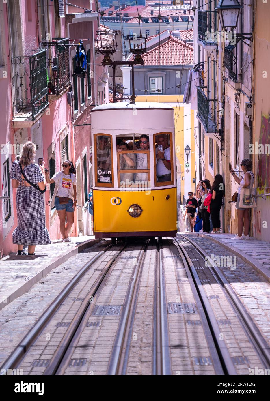 Tram d'epoca a Lisbona Foto Stock