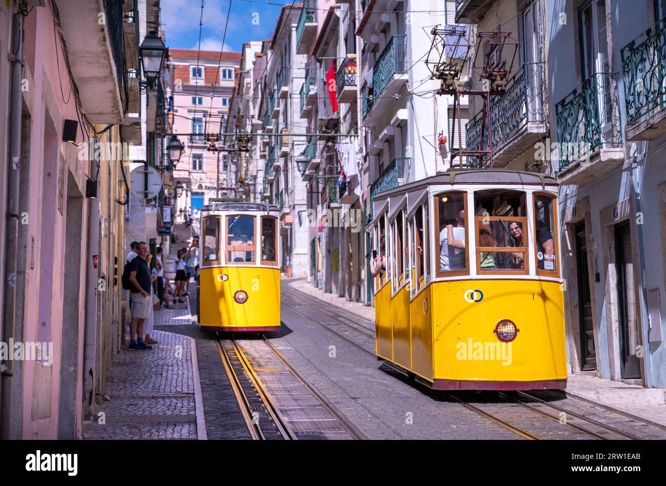 Tram d'epoca a Lisbona Foto Stock