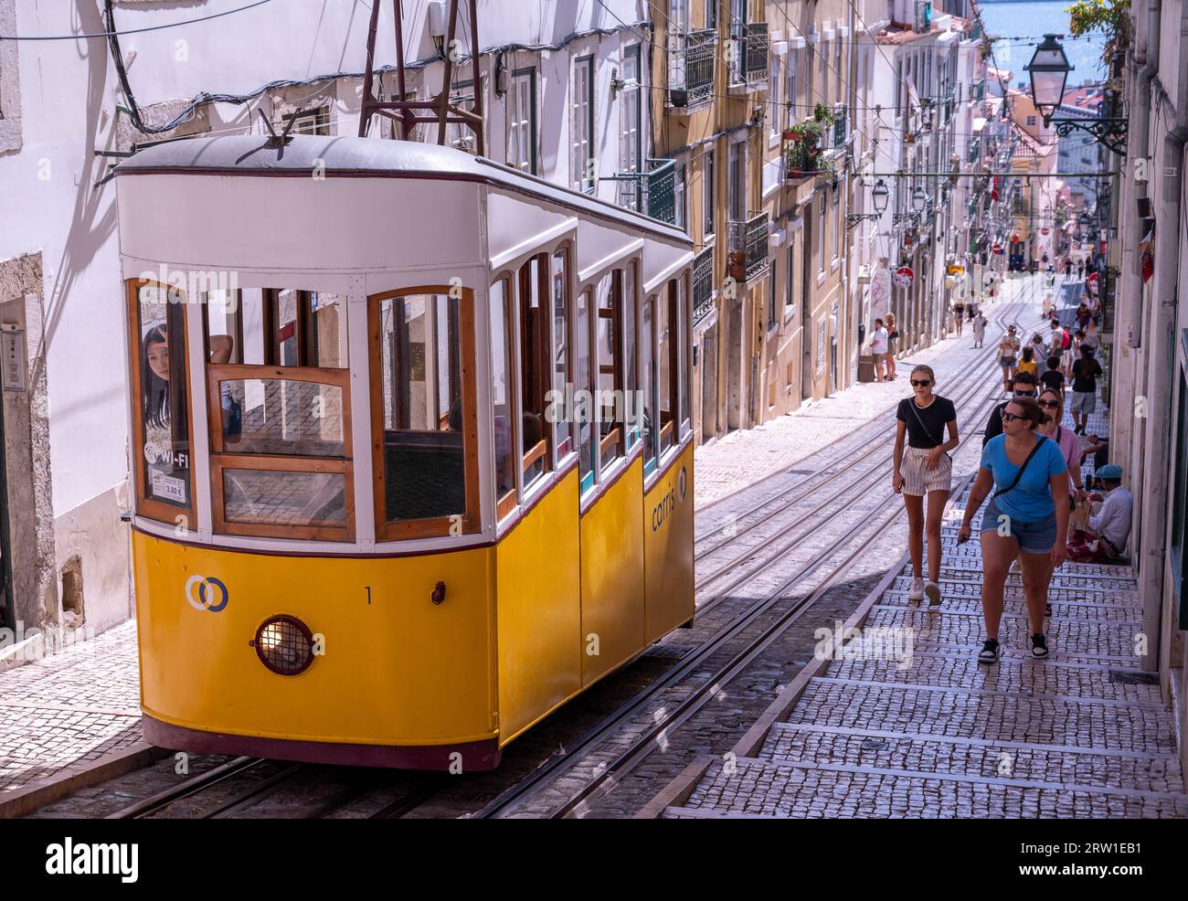 Tram d'epoca a Lisbona Foto Stock
