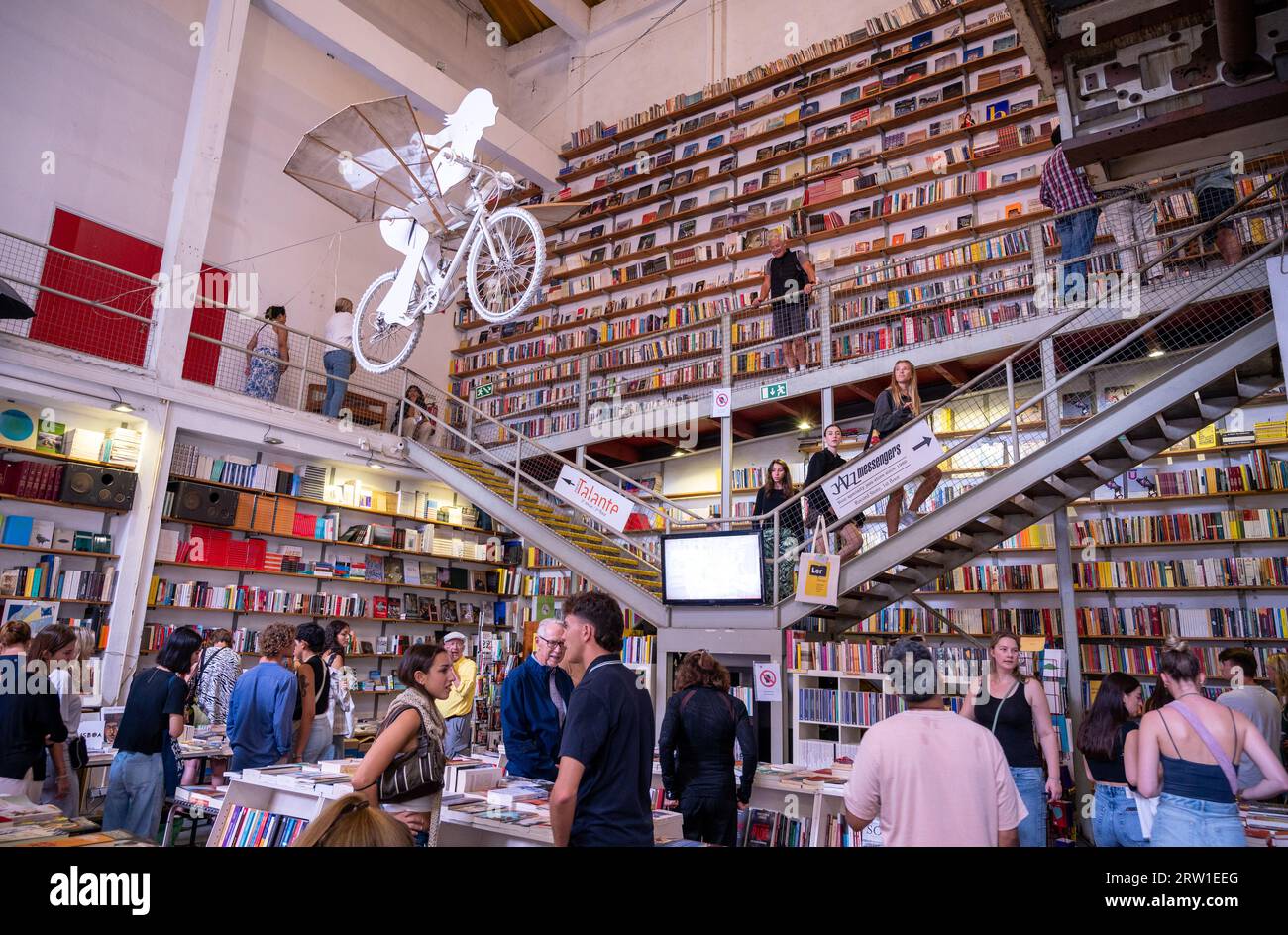 Libreria ler Devagar presso la LX Factory di Lisbona Foto Stock