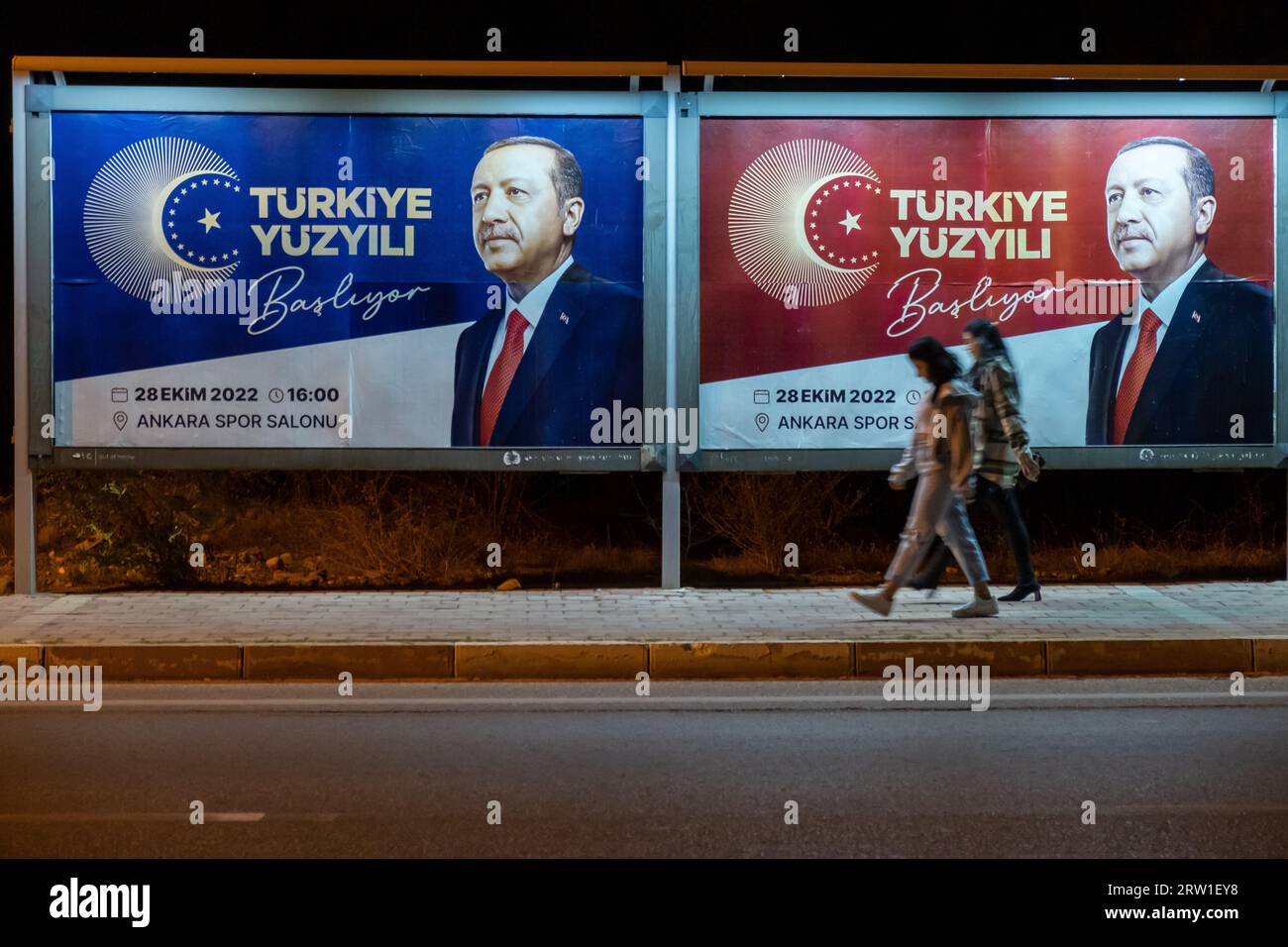 28.10.2022, Turchia, Antalya, Antalya - poster che annuncia la presenza del presidente turco Tayyip Erdogan ad Ankara. 00A221028D1470CAROEX.JPG [MODELLO Foto Stock