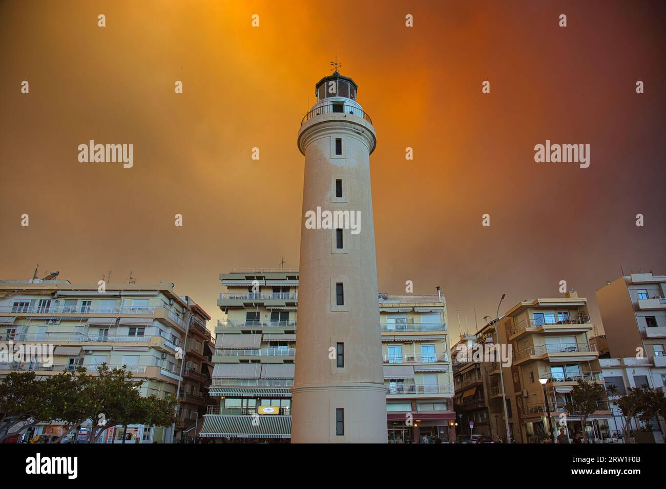 ALEXANDROUPOLIS - 21 AGOSTO: Il faro di Alexandroupolis nella Grecia settentrionale circondato da fumo arancione durante i disastrosi incendi dell'agosto 202 Foto Stock