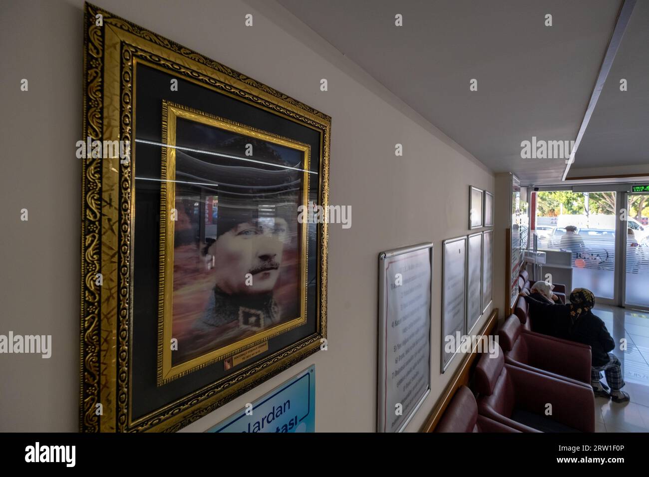 01.11.2022, Turchia, Antalya, Antalya - Ritratto di Atatuerk con effetto 3-D, cambiando la direzione di visualizzazione a seconda della posizione dello spettatore, in un h Foto Stock