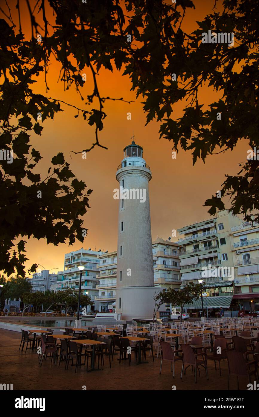 ALEXANDROUPOLIS - 21 AGOSTO: Il faro di Alexandroupolis nella Grecia settentrionale circondato da fumo arancione durante i disastrosi incendi dell'agosto 202 Foto Stock