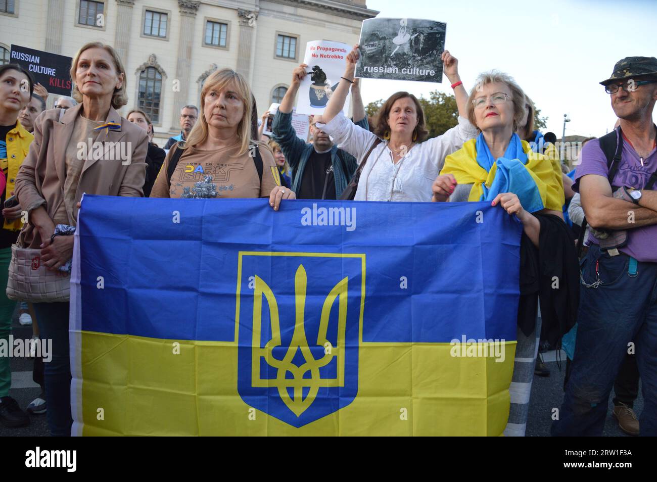 Berlino, Germania - 15 settembre 2023 - Anna Netrebko a Berlino - dimostrazione davanti all'Opera di Stato - Netbreko è criticata per la sua presunta vicinanza a Putin. (Foto di Markku Rainer Peltonen) Foto Stock