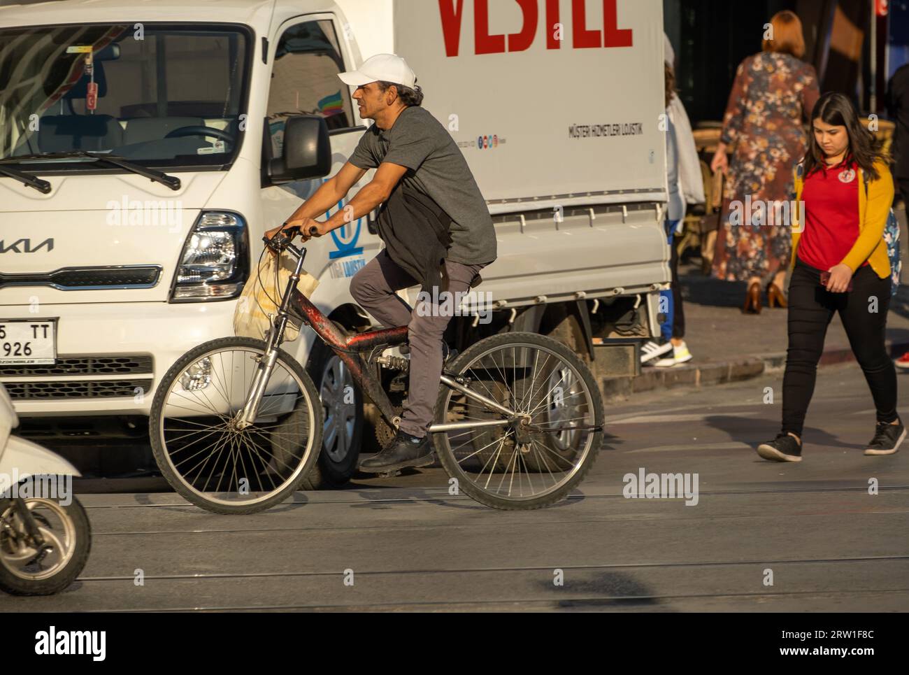 01.11.2022, Turchia, Antalya, Antalya - uno dei pochi ciclisti coraggiosi nel centro della città. 00A221101D2295CAROEX.JPG [MODEL RELEASE: NO, PROPERTY RELEASE Foto Stock