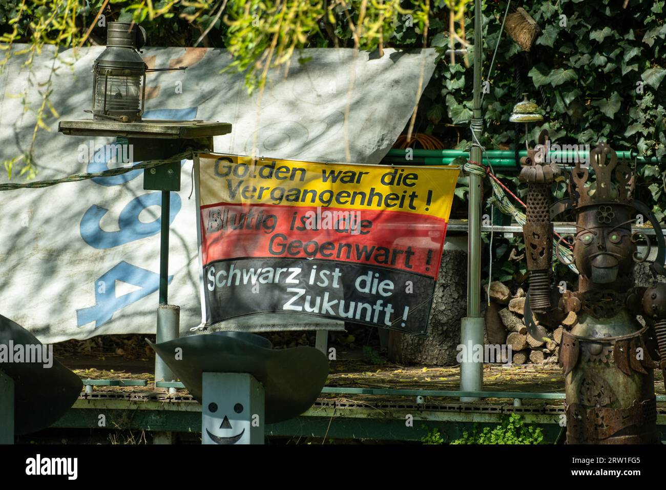 19.04.2023, Germania, Brema, Brema - installazione criminale tedesca non convenzionale su un sentiero accanto ad un appezzamento di terreno. 00A230419D117CAROEX.JPG [MODELLO REL Foto Stock
