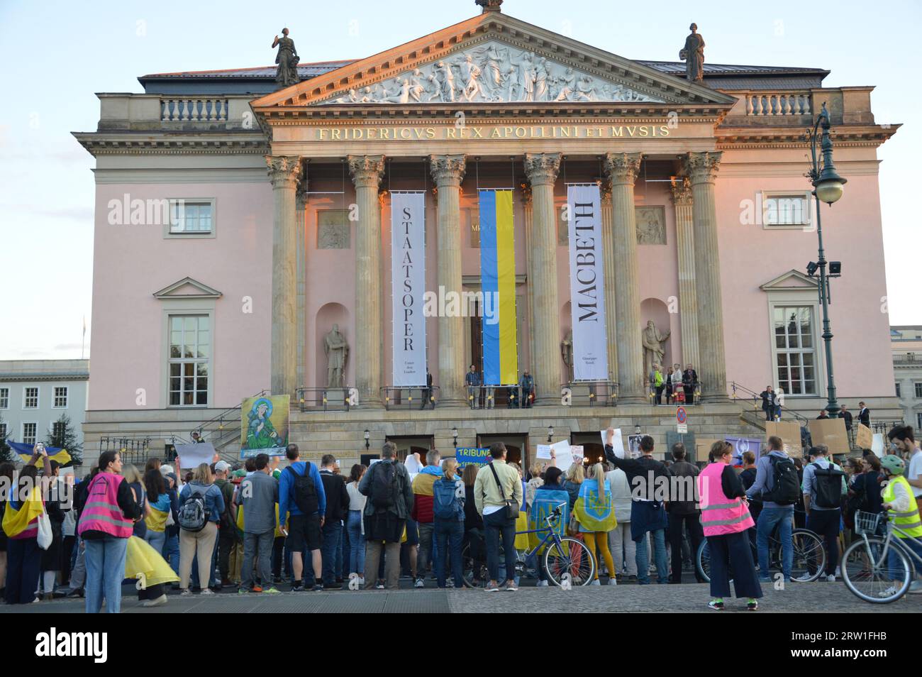 Berlino, Germania - 15 settembre 2023 - Anna Netrebko a Berlino - dimostrazione davanti all'Opera di Stato - Netbreko è criticata per la sua presunta vicinanza a Putin. (Foto di Markku Rainer Peltonen) Foto Stock