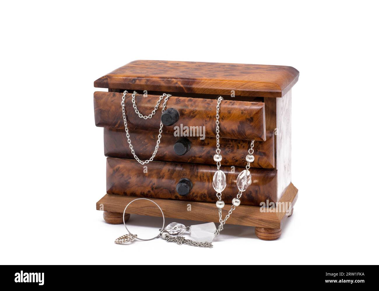 Cassettiera in legno minuscola comoda per conservare piccoli oggetti di gioielleria Foto Stock