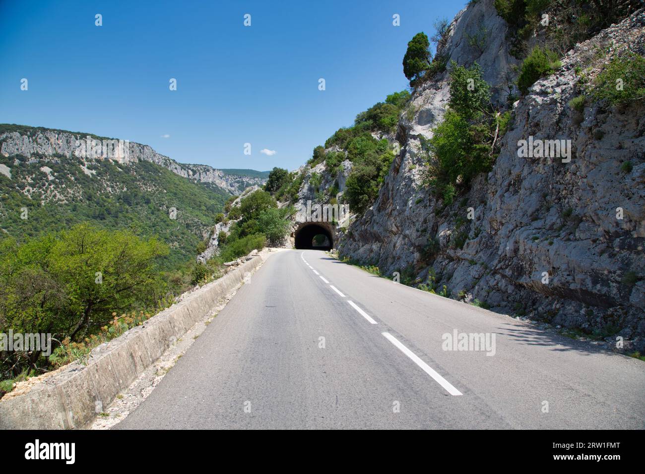 Un tunnel sulla strada D290 attraverso Gorges de l'Ardeche Foto Stock