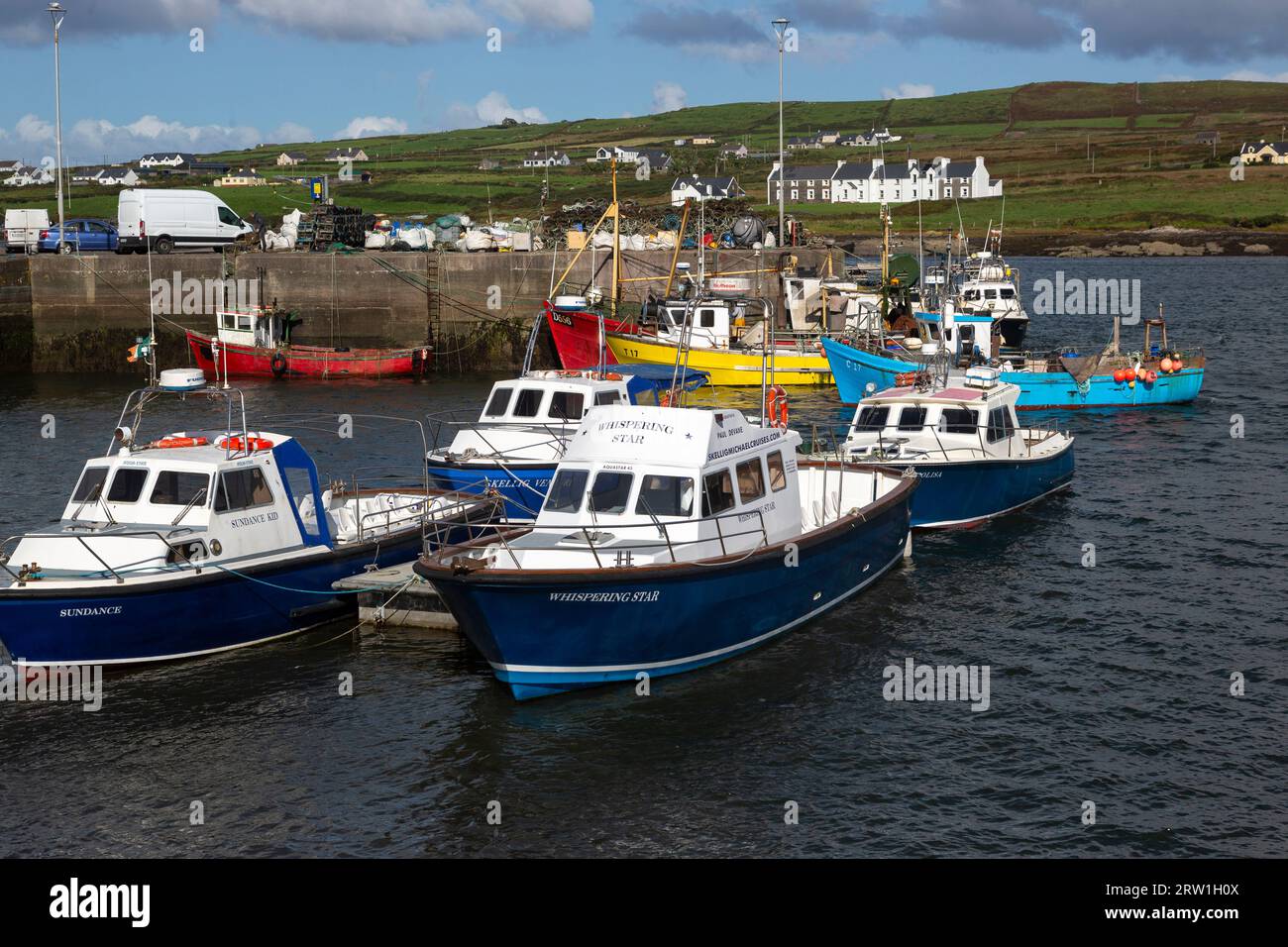 Barche turistiche Skellig Michael ormeggiate a Portmagee, contea di Kerry, Irlanda Foto Stock