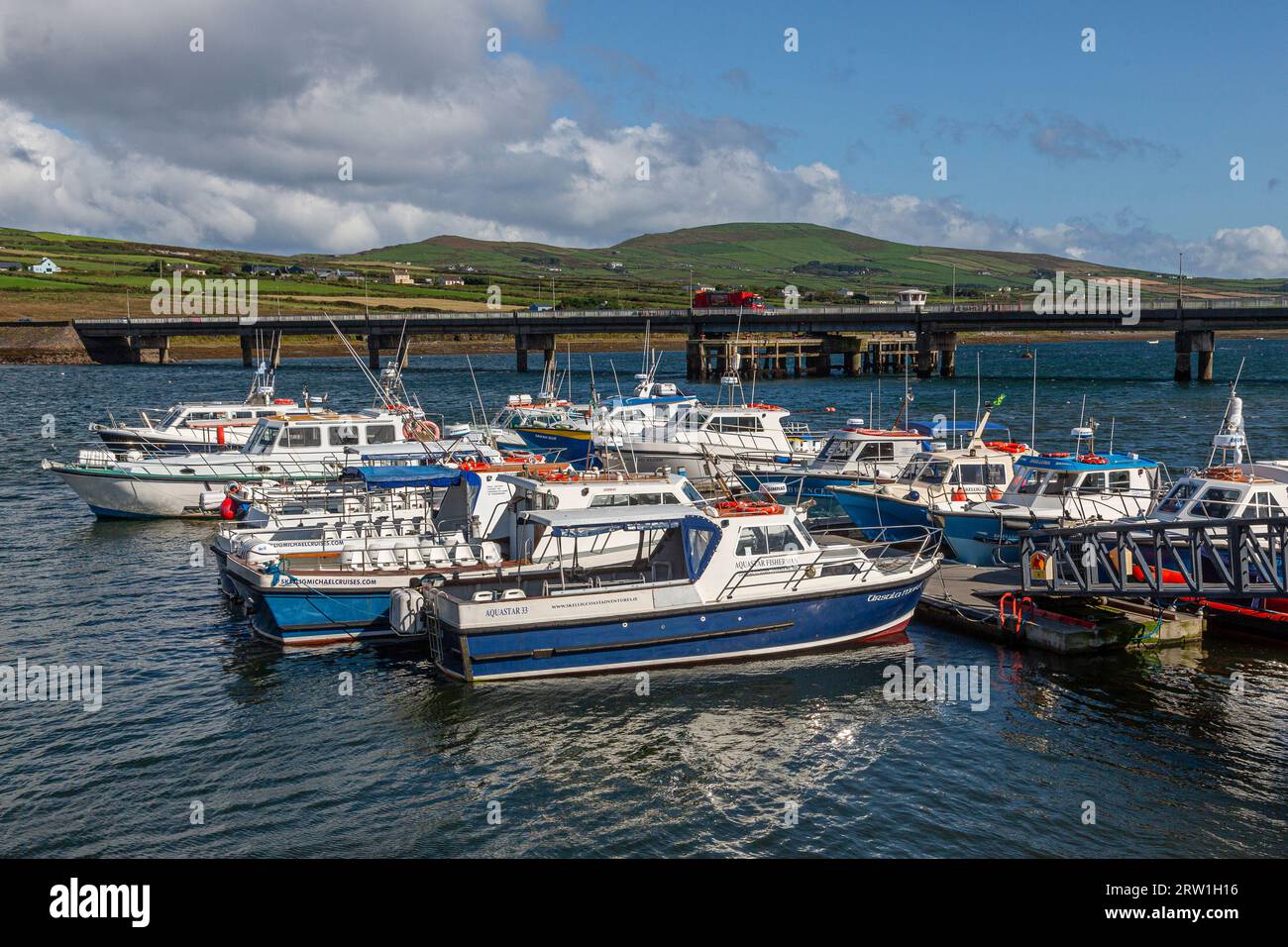 Barche turistiche Skellig Michael ormeggiate a Portmagee, contea di Kerry, Irlanda Foto Stock