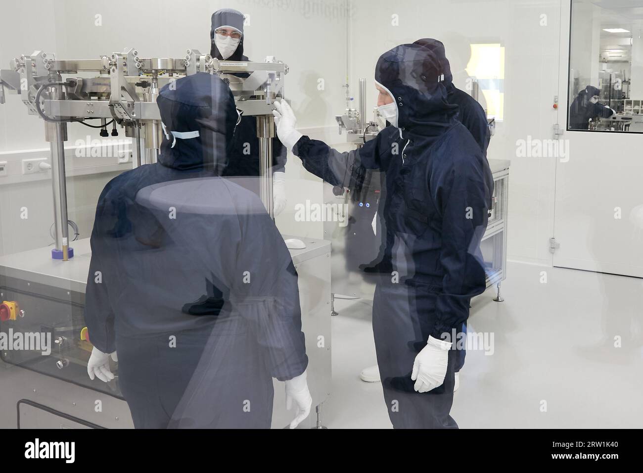 09.05.2023, Germania, Berlino, Berlino - personale addetto alla produzione nelle camere bianche della filiale di Berlino della ASML. Componenti e assiemi ad alta precisione realizzati in gla Foto Stock