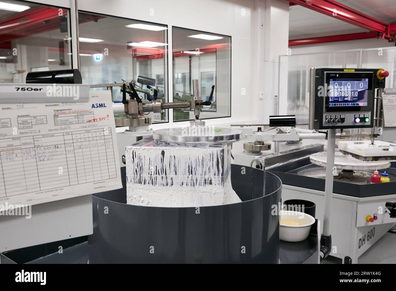 09.05.2023, Germania, Berlino, Berlino - nella produzione della filiale di Berlino di ASML. L'immagine mostra una lucidatrice per la lavorazione di uno specchio bl Foto Stock