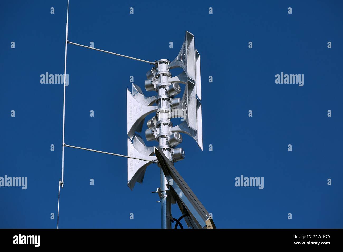 04.09.2023, Germania, Berlino, Berlino - Una sirena elettronica di nuova installazione modello SES-600 sul tetto di una casa a Berlino. Sotto il è montato un modulo solare Foto Stock