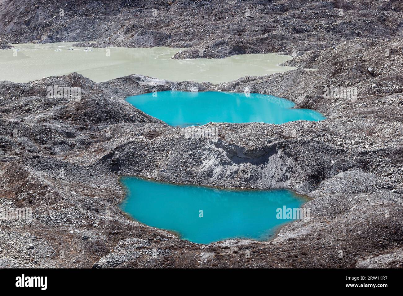 Vista ravvicinata dei colorati laghi morenici color smeraldo vicino al campo base Island Peak in Himalaya, Nepal. Foto Stock