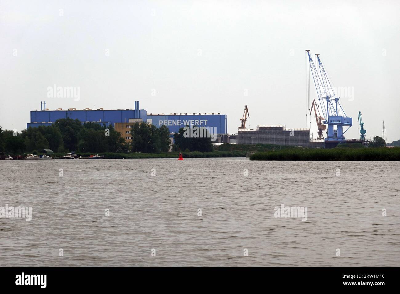 14.07.2021, Germania, Meclemburgo-Pomerania occidentale, Wolgast - cantiere navale di Peene sul fiume Peene. 00S210714D038CAROEX.JPG [VERSIONE DEL MODELLO: NON APPLICABILE Foto Stock