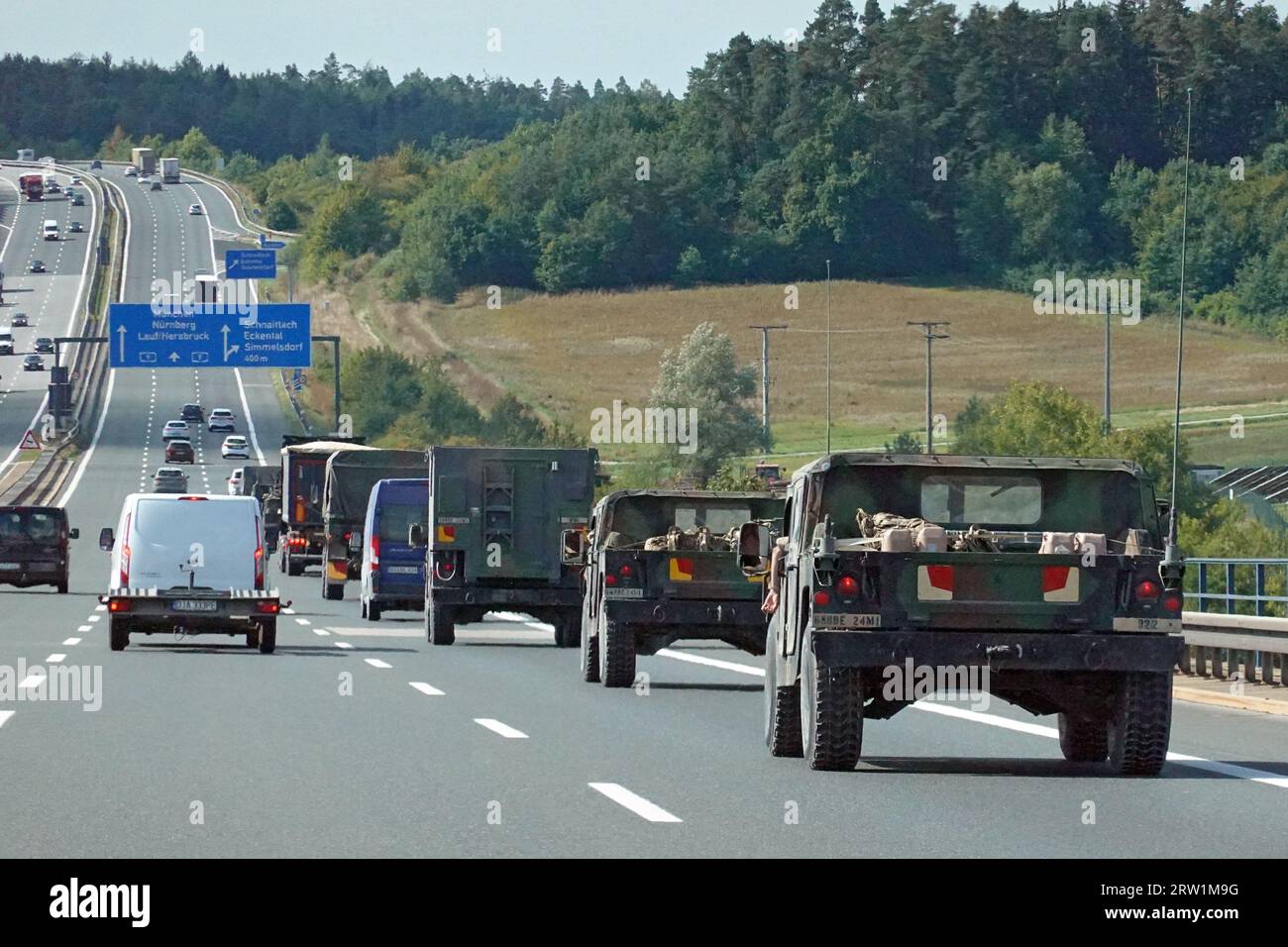 01.09.2022, Germania, Baviera, Simmelsdorf - convoglio militare sulla A9. 00S220901D078CAROEX.JPG [VERSIONE MODELLO: NO, VERSIONE PROPRIETÀ: NO (c) immagine caro Foto Stock