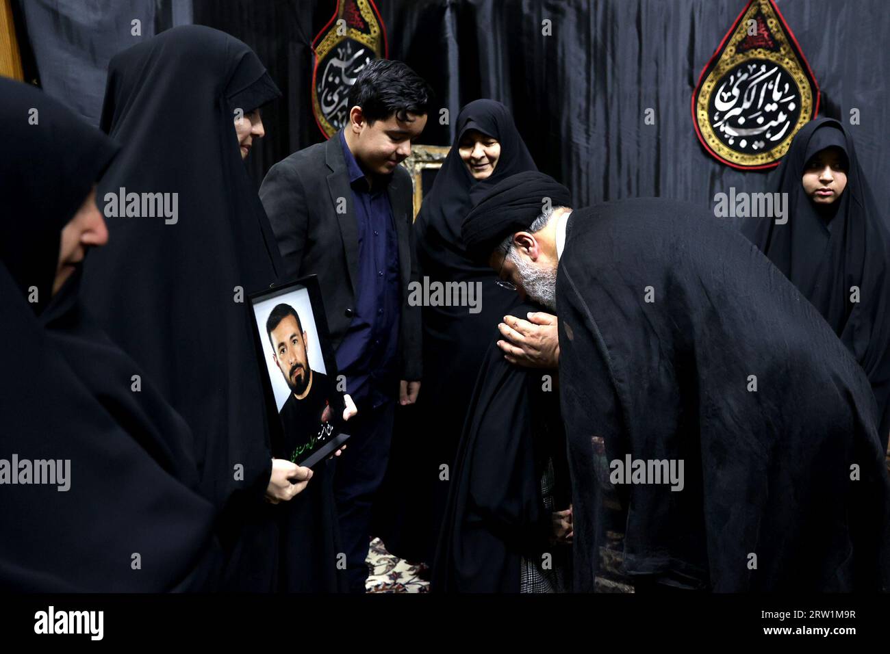 Mashhad, Razavi Khorasan, Iran. 15 settembre 2023. Il presidente iraniano EBRAHIM RAISI (R) incontra le famiglie del personale di sicurezza uccise durante le proteste di massa scatenate dalla morte in custodia di Mahsa Amini lo scorso anno. (Immagine di credito: © Presidenza iraniana via ZUMA Press Wire) SOLO USO EDITORIALE! Non per USO commerciale! Crediti: ZUMA Press, Inc./Alamy Live News Foto Stock