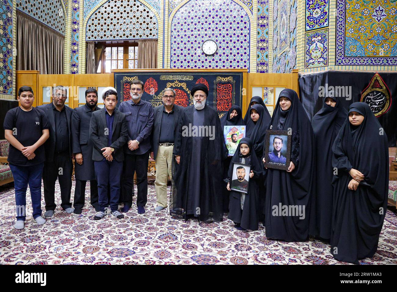 Mashhad, Razavi Khorasan, Iran. 15 settembre 2023. Il presidente iraniano EBRAHIM RAISI (C) incontra le famiglie del personale di sicurezza uccise durante le proteste di massa scatenate dalla morte in custodia di Mahsa Amini lo scorso anno. (Immagine di credito: © Presidenza iraniana via ZUMA Press Wire) SOLO USO EDITORIALE! Non per USO commerciale! Crediti: ZUMA Press, Inc./Alamy Live News Foto Stock