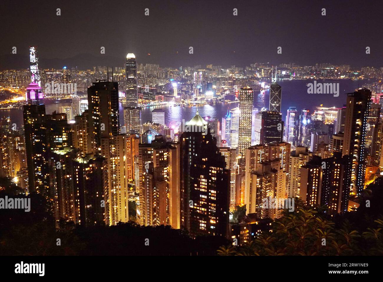 10.12.2022, Cina, Hong Kong, Hong Kong - Vista della città di notte dal Victoria Peak. 00S221210D155CAROEX.JPG [VERSIONE DEL MODELLO: NON APPLICABILE, CORRETTA Foto Stock
