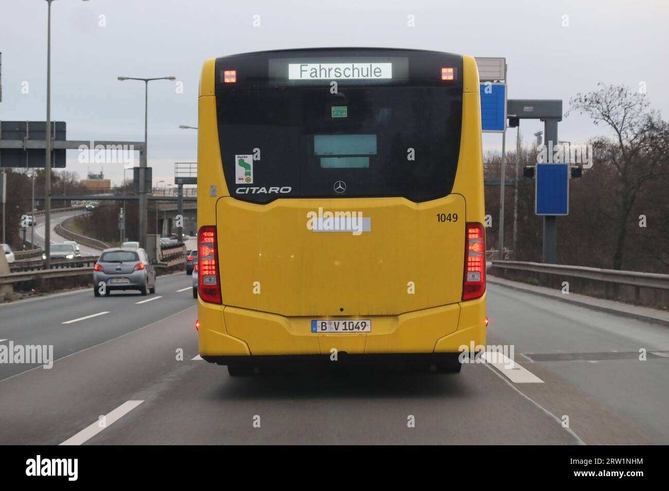 12.01.2023, Germania, Berlino, Berlino - BVG scuolabus guida sull'autostrada della città. 00S230112D162CAROEX.JPG [VERSIONE DEL MODELLO: NON APPLICABILE, PROPERTY REL Foto Stock