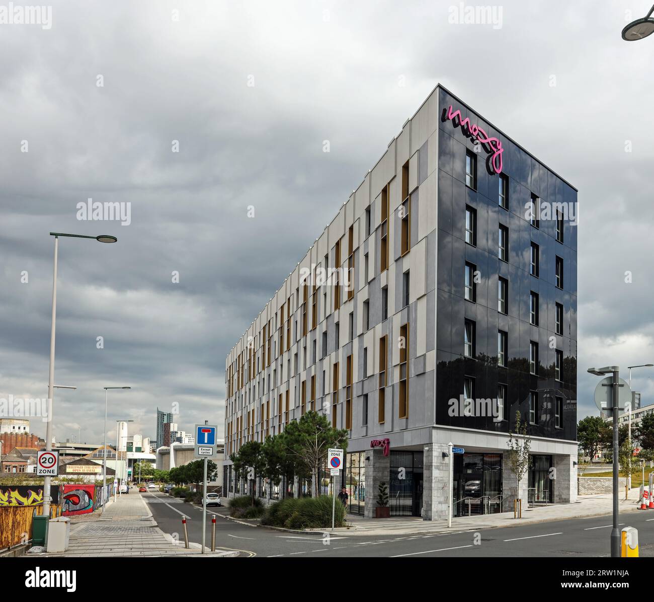 Il Moxy Hotel di recente apertura a Millbay Road a Plymouth. Parte dell'organizzazione Marriott, il Moxy è promosso come un hotel di stile di vita. Il Plymouth Foto Stock