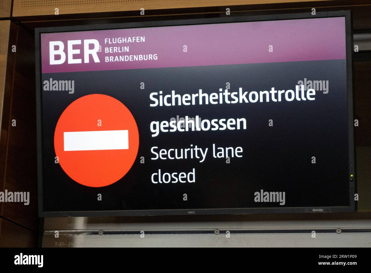 21.03.2023, Germania, Brandeburgo, Schoenefeld - display su monitor: Il controllo di sicurezza a BER è chiuso. 00S230321D257CAROEX.JPG [VERSIONE DEL MODELLO: NON A Foto Stock