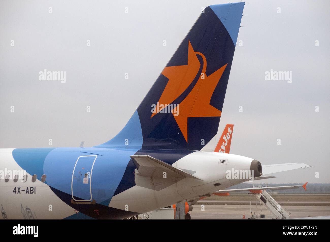 21.03.2023, Germania, Brandeburgo, Schoenefeld - coda di un aereo israeliano sul piazzale dell'aeroporto BER. 00S230321D266CAROEX.JPG [VERSIONE DEL MODELLO: NON AP Foto Stock