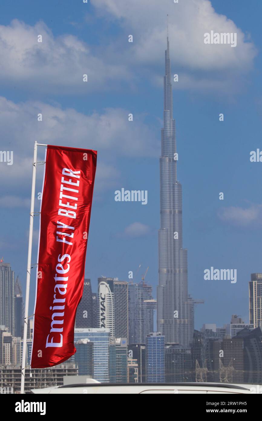 23.03.2023, Emirati Arabi Uniti, Dubai, Dubai - bandiera degli Emirati di fronte allo skyline con Burj Khalifa. 00S230323D312CAROEX.JPG [MODELLO RE Foto Stock